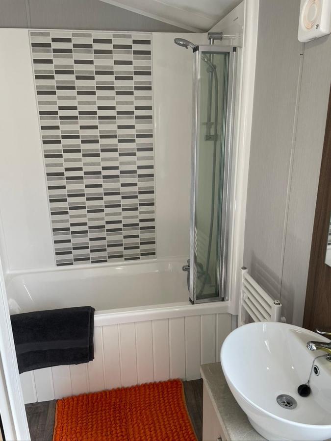 6 Berth Comfy Homely Caravan, Dog Friendly Belton with Browston エクステリア 写真